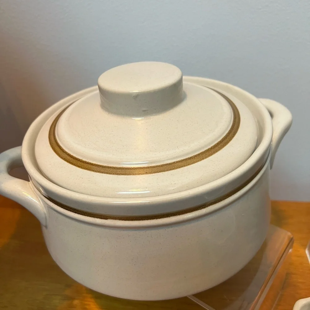 Lot of vintage stoneware Japan, saucer pot with lid and creamer